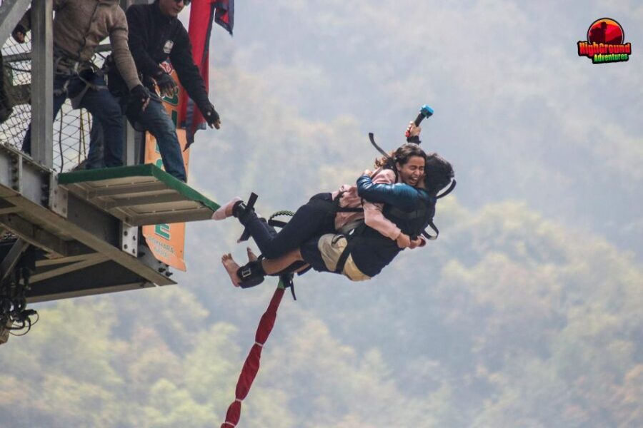Double Dare: Tandem Bungee Adventure - Getting There from the Lakeside: Pickup Timing and First Impressions